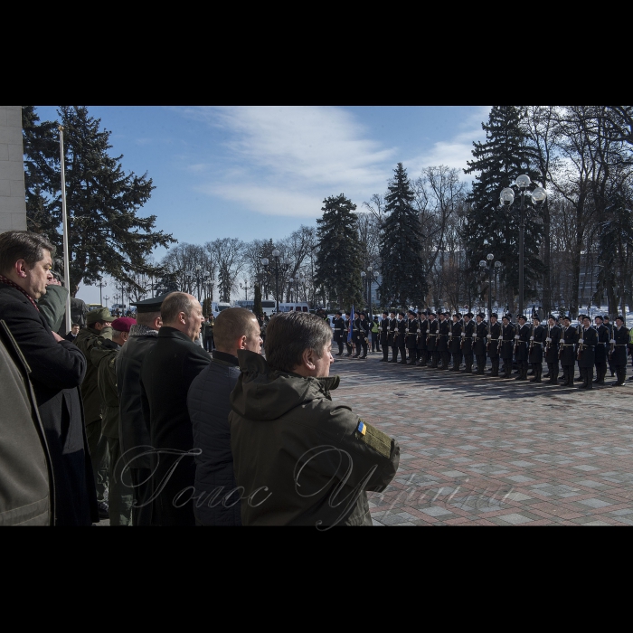 Урочисті заходи з нагоди святкування четвертої річниці з дня створення Національної гвардії України. Церемонія покладання квітів до пам’ятної дошки на честь загиблих воїнів НГУ на Площі Конституції.
