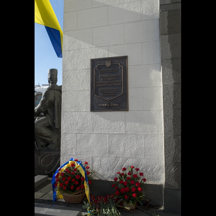 Урочисті заходи з нагоди святкування четвертої річниці з дня створення Національної гвардії України. Церемонія покладання квітів до пам’ятної дошки на честь загиблих воїнів НГУ на Площі Конституції.