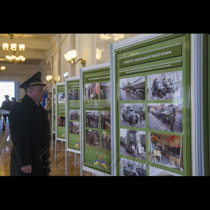 Урочисті заходи з нагоди святкування четвертої річниці з дня створення Національної гвардії України. Церемонія покладання квітів до пам’ятної дошки на честь загиблих воїнів НГУ на Площі Конституції.
