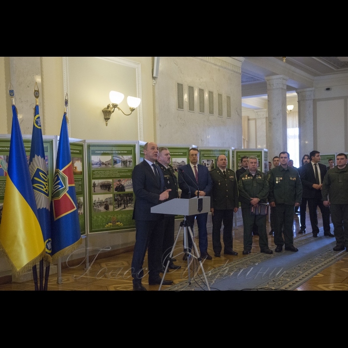 У будівлі Верховної Ради України пройшли урочисті заходи з нагоди святкування четвертої річниці з дня створення Національної гвардії України. В кулуарах 3-го поверху будинку Парламенту відбулася церемонія нагородження особового складу НГУ Головою Верховної Ради України Андрієм Парубієм. У заході взяли участь: Голова Верховної Ради України Андрій Парубій, командувач Національної гвардії України генерал-полковник Юрій Аллеров, народні депутати України, Антон Геращенко.