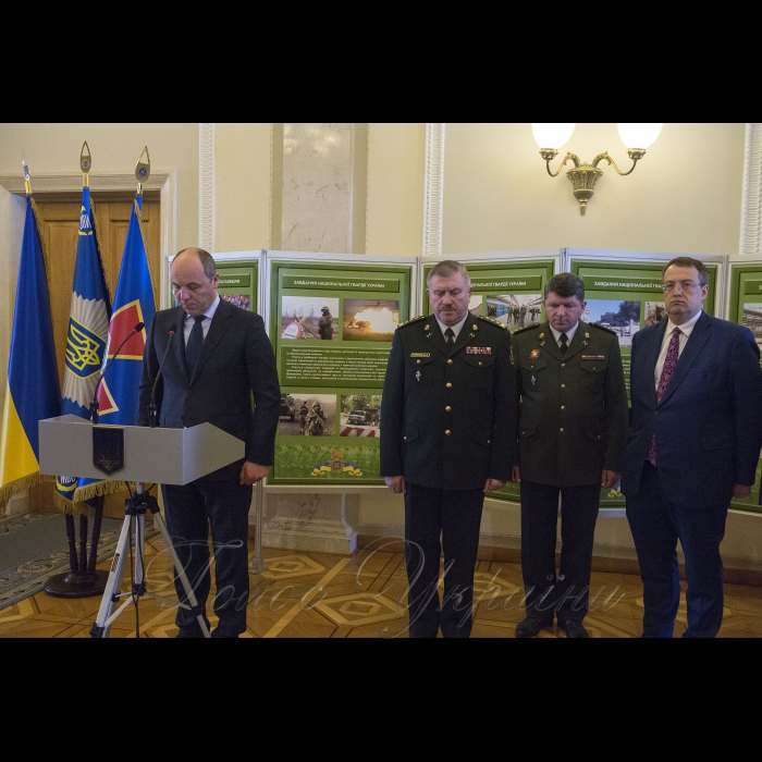 У будівлі Верховної Ради України пройшли урочисті заходи з нагоди святкування четвертої річниці з дня створення Національної гвардії України. В кулуарах 3-го поверху будинку Парламенту відбулася церемонія нагородження особового складу НГУ Головою Верховної Ради України Андрієм Парубієм. У заході взяли участь: Голова Верховної Ради України Андрій Парубій, командувач Національної гвардії України генерал-полковник Юрій Аллеров, народні депутати України, Антон Геращенко.