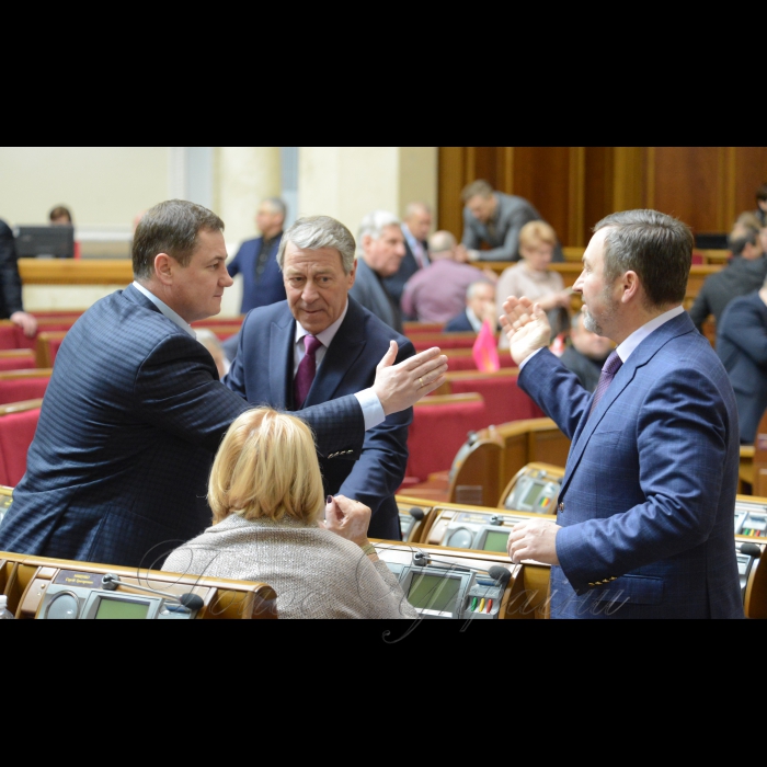 Сесія Верховної Ради України. Головуючий повідомив, що у засіданні беруть участь члени Кабінету Міністрів на чолі з Прем'єр-міністром України В.Гройсманом.
Розпочалася «година запитань до Уряду».

Головуючий надав слово для виступу Міністру молоді та спорту України Ігорю Жданову (0191), який доповів про успіхи українських спортсменів на XII Паралімпійських Іграх, які нещодавно завершилися у Південній Кореї. Сергій Євтушок Б Іван Кириленко Б Андрій Шипко ВІДРО
