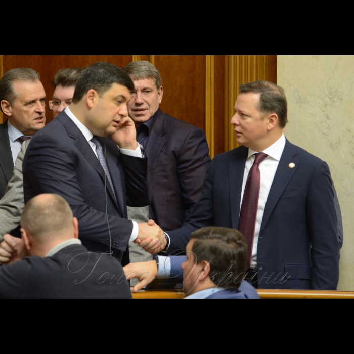Сесія Верховної Ради України. Головуючий повідомив, що у засіданні беруть участь члени Кабінету Міністрів на чолі з Прем'єр-міністром України В.Гройсманом.
Розпочалася «година запитань до Уряду».

Головуючий надав слово для виступу Міністру молоді та спорту України Ігорю Жданову (0191), який доповів про успіхи українських спортсменів на XII Паралімпійських Іграх, які нещодавно завершилися у Південній Кореї. Прем'єр-міністр України Володимир Гройсман Олег Ляшко
