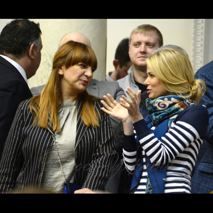 Сесія Верховної Ради України. Головуючий повідомив, що у засіданні беруть участь члени Кабінету Міністрів на чолі з Прем'єр-міністром України В.Гройсманом.
Розпочалася «година запитань до Уряду».

Головуючий надав слово для виступу Міністру молоді та спорту України Ігорю Жданову (0191), який доповів про успіхи українських спортсменів на XII Паралімпійських Іграх, які нещодавно завершилися у Південній Кореї. Оксана Корчинська позафр. Тетяна Донець НФ
