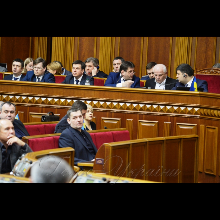 Сесія Верховної Ради України. Головуючий повідомив, що у засіданні беруть участь члени Кабінету Міністрів на чолі з Прем'єр-міністром України В.Гройсманом.
Розпочалася «година запитань до Уряду».

Головуючий надав слово для виступу Міністру молоді та спорту України Ігорю Жданову (0191), який доповів про успіхи українських спортсменів на XII Паралімпійських Іграх, які нещодавно завершилися у Південній Кореї.
