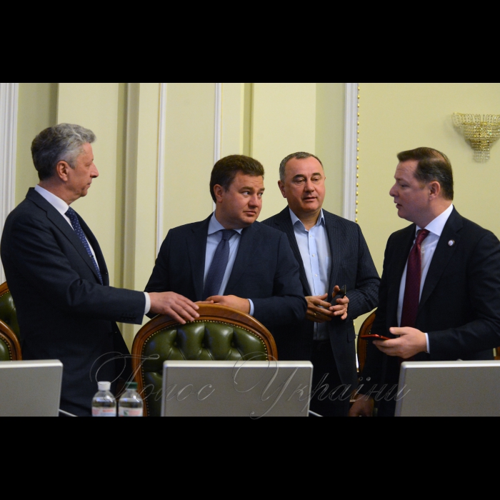 2 квітня 2018 погоджувальна рада у Верховній Раді України.
Юрій Бойко (ОП), Віктор Бондар (Відро.), Олександр Домбровський (БП), Олег Ляшко (РП).