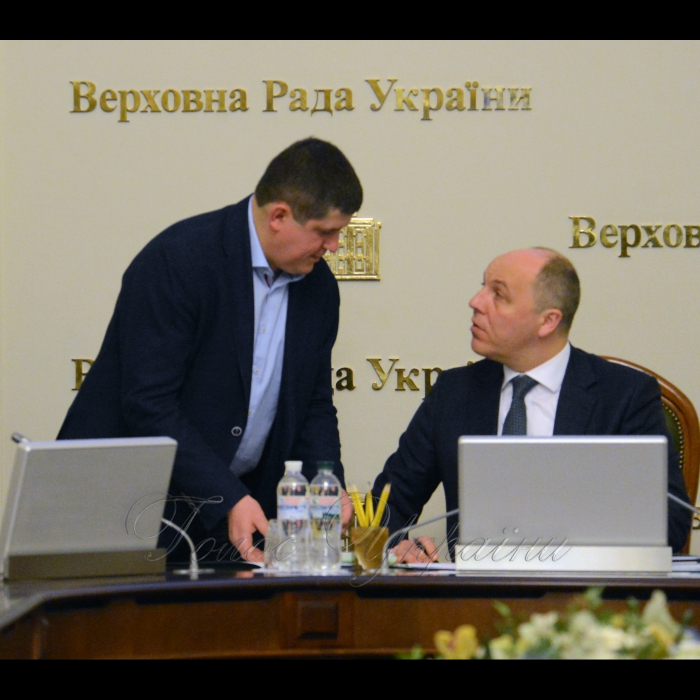 2 квітня 2018 погоджувальна рада у Верховній Раді України.
Максим Бурбак (НФ), Голова ВР України Андрій Парубій.