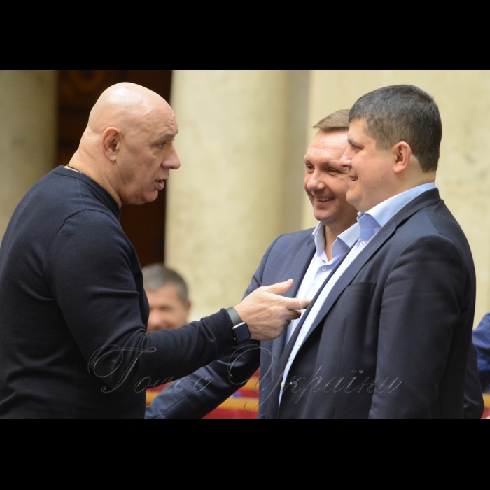 4 квітня 2018 засідання ВР. Заслуховування  заступника Генерального прокурора України - керівника Спеціалізованої антикорупційної прокуратури Назара Холодницького та Директора Національного антикорупційного бюро України Артема Ситника.
Іван Мирний Відро., Олександр Горбунов НФ, Максим Бурбак НФ.