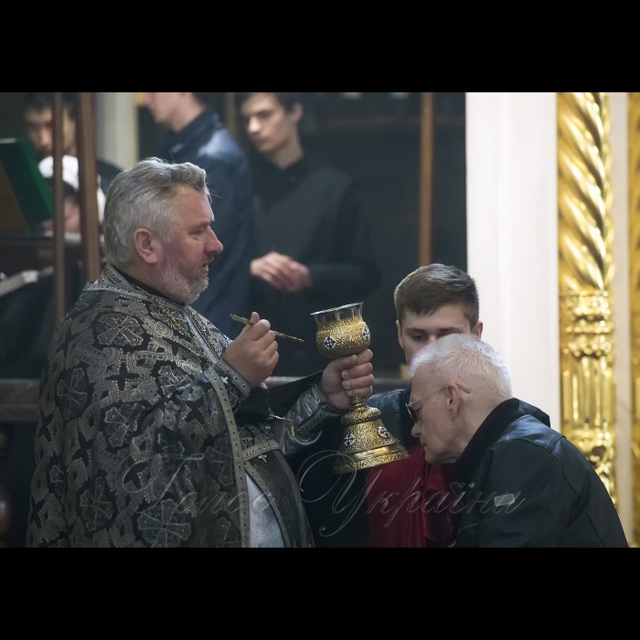 5 квітня 2018 місто Луцьк. Випікання пасок. Жіночий монастир св. Василія Великого Свято-Троїцький кафедральний собор в Луцьку Волинської єпархії Української Православної Церкви Київського Патріархату.
Причастя парафіян в чистий четвер.