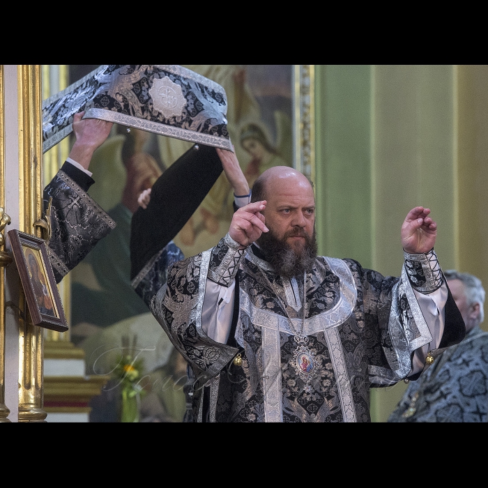 5 квітня 2018 місто Луцьк. Випікання пасок. Жіночий монастир св. Василія Великого Свято-Троїцький кафедральний собор в Луцьку Волинської єпархії Української Православної Церкви Київського Патріархату.
Причастя парафіян в чистий четвер.