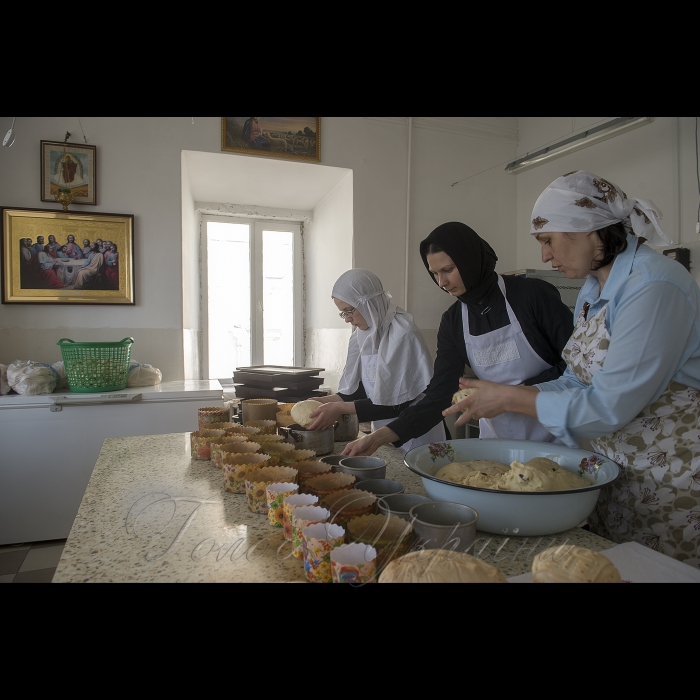 5 квітня 2018 місто Луцьк. Випікання пасок. Жіночий монастир св. Василія Великого Свято-Троїцький кафедральний собор в Луцьку Волинської єпархії Української Православної Церкви Київського Патріархату.