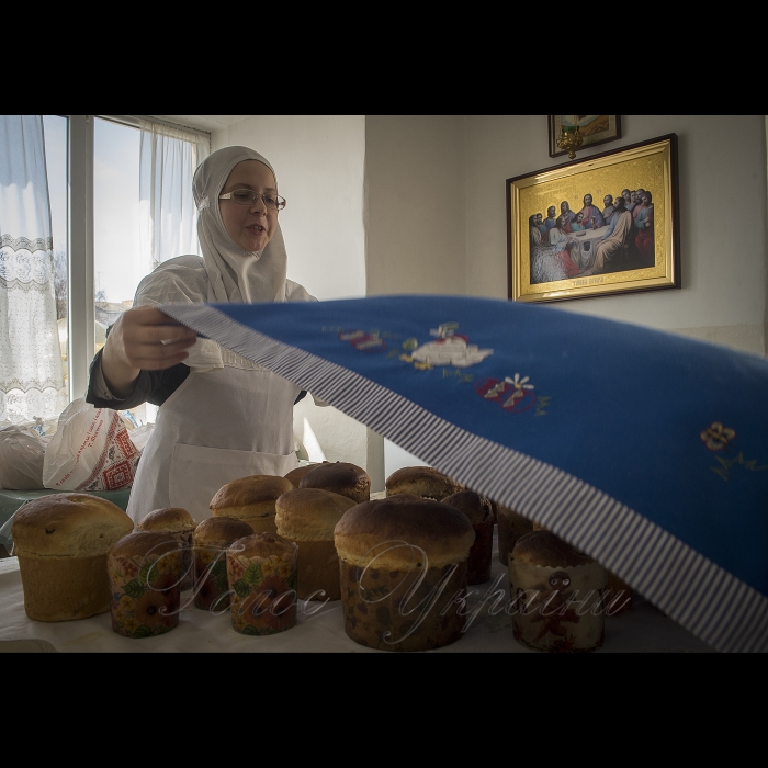 5 квітня 2018 місто Луцьк. Випікання пасок. Жіночий монастир св. Василія Великого Свято-Троїцький кафедральний собор в Луцьку Волинської єпархії Української Православної Церкви Київського Патріархату.