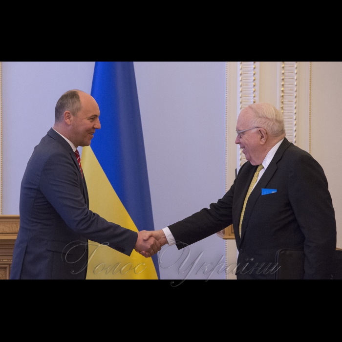 6 квітня 2018 Голова Верховної Ради України А. Парубій взяв участь у «круглому столі» на тему: «Реформування системи національної безпеки України. Роль Парламенту» (вул. Грушевського, 5, конференц-зал).
Організатор заходу - Міжфракційне депутатське об’єднання «Безпека і розвиток».
Мета «круглого столу» - напрацювання спільної консолідованої позиції щодо реформування системи безпеки України з урахуванням пропозицій парламентських фракцій та іноземних партнерів України.
Екс-перший заступник держсекретаря США, член наукової ради Міноборони США Вільям Шнайдер, керівник американської делегації.