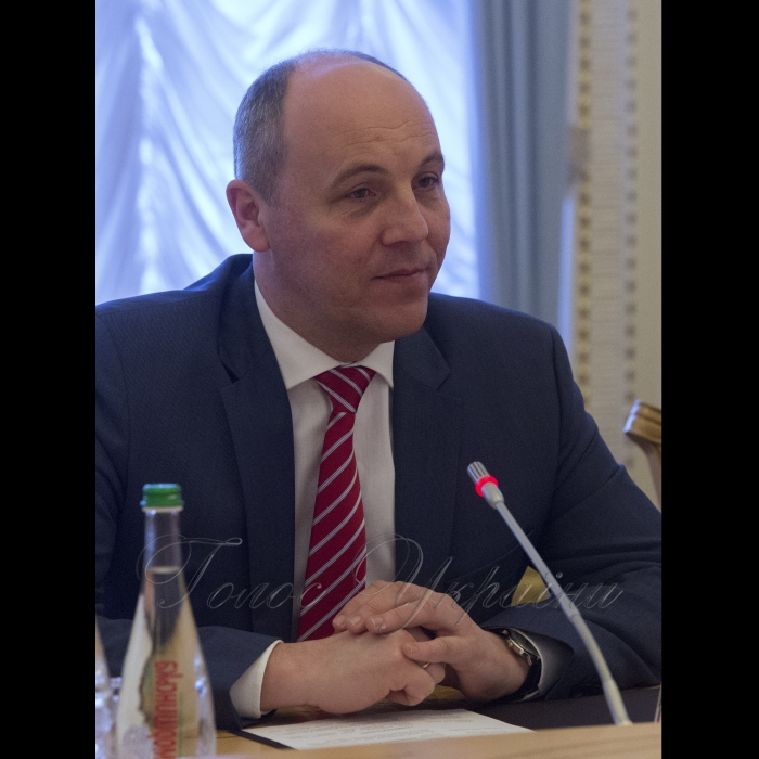 6 квітня 2018 Голова Верховної Ради України А. Парубій взяв участь у «круглому столі» на тему: «Реформування системи національної безпеки України. Роль Парламенту» (вул. Грушевського, 5, конференц-зал).
Організатор заходу - Міжфракційне депутатське об’єднання «Безпека і розвиток».
Мета «круглого столу» - напрацювання спільної консолідованої позиції щодо реформування системи безпеки України з урахуванням пропозицій парламентських фракцій та іноземних партнерів України.