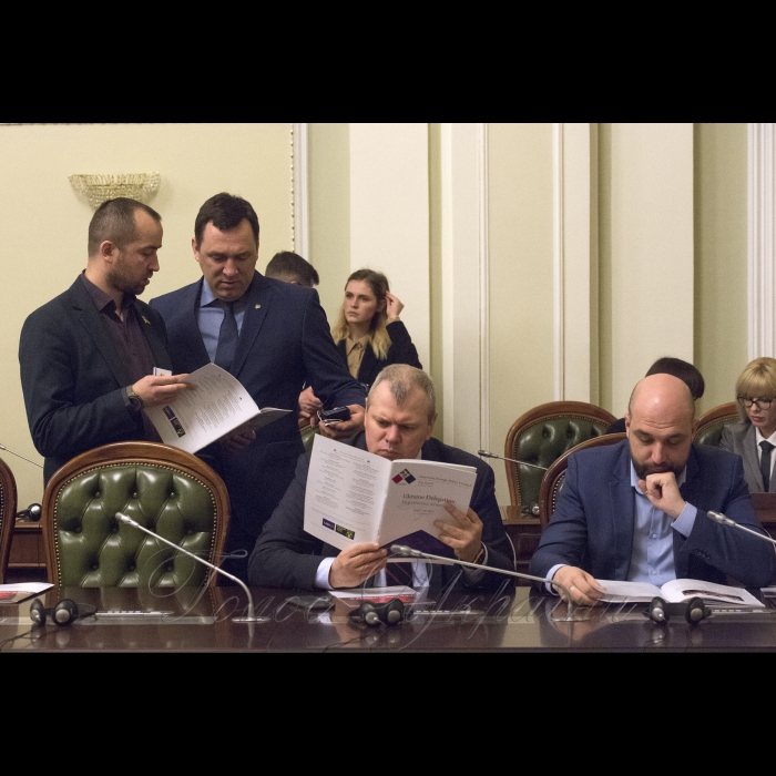 6 квітня 2018 Голова Верховної Ради України А. Парубій взяв участь у «круглому столі» на тему: «Реформування системи національної безпеки України. Роль Парламенту» (вул. Грушевського, 5, конференц-зал).
Організатор заходу - Міжфракційне депутатське об’єднання «Безпека і розвиток».
Мета «круглого столу» - напрацювання спільної консолідованої позиції щодо реформування системи безпеки України з урахуванням пропозицій парламентських фракцій та іноземних партнерів України.