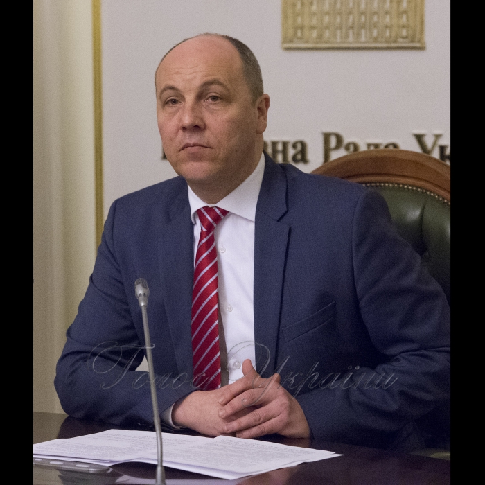 6 квітня 2018 Голова Верховної Ради України А. Парубій взяв участь у «круглому столі» на тему: «Реформування системи національної безпеки України. Роль Парламенту» (вул. Грушевського, 5, конференц-зал).
Організатор заходу - Міжфракційне депутатське об’єднання «Безпека і розвиток».
Мета «круглого столу» - напрацювання спільної консолідованої позиції щодо реформування системи безпеки України з урахуванням пропозицій парламентських фракцій та іноземних партнерів України.