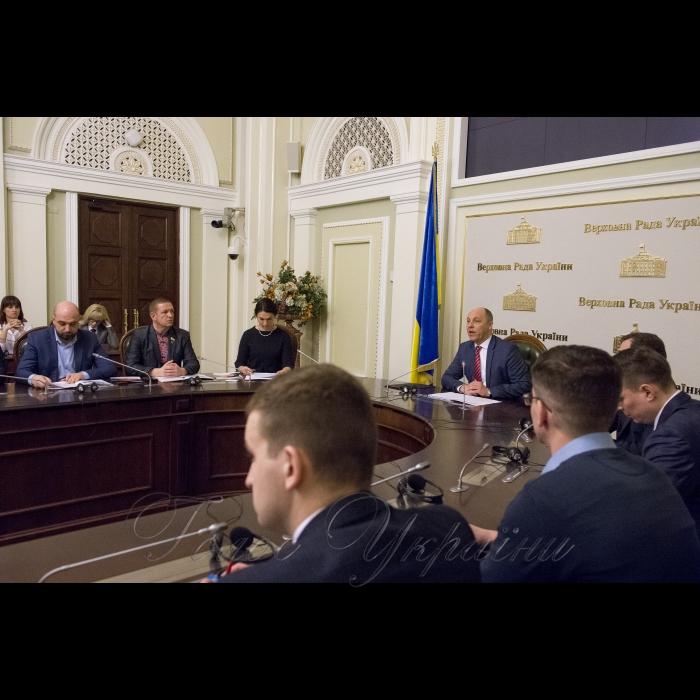 6 квітня 2018 Голова Верховної Ради України А. Парубій взяв участь у «круглому столі» на тему: «Реформування системи національної безпеки України. Роль Парламенту» (вул. Грушевського, 5, конференц-зал).
Організатор заходу - Міжфракційне депутатське об’єднання «Безпека і розвиток».
Мета «круглого столу» - напрацювання спільної консолідованої позиції щодо реформування системи безпеки України з урахуванням пропозицій парламентських фракцій та іноземних партнерів України.