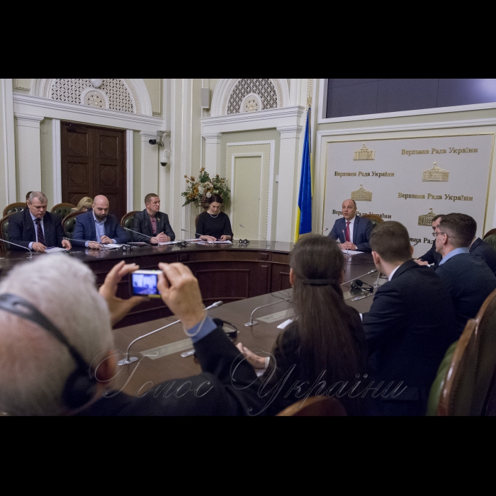 6 квітня 2018 Голова Верховної Ради України А. Парубій взяв участь у «круглому столі» на тему: «Реформування системи національної безпеки України. Роль Парламенту» (вул. Грушевського, 5, конференц-зал).
Організатор заходу - Міжфракційне депутатське об’єднання «Безпека і розвиток».
Мета «круглого столу» - напрацювання спільної консолідованої позиції щодо реформування системи безпеки України з урахуванням пропозицій парламентських фракцій та іноземних партнерів України.