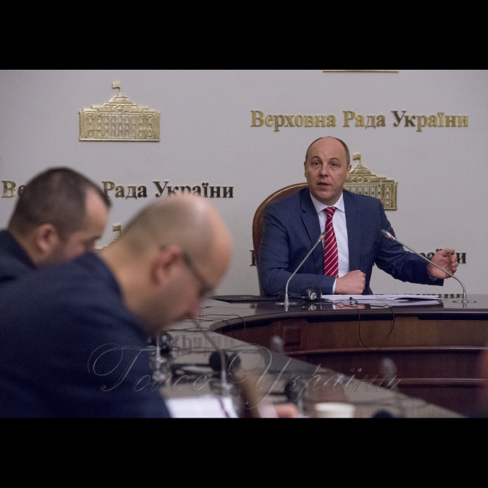 6 квітня 2018 Голова Верховної Ради України А. Парубій взяв участь у «круглому столі» на тему: «Реформування системи національної безпеки України. Роль Парламенту» (вул. Грушевського, 5, конференц-зал).
Організатор заходу - Міжфракційне депутатське об’єднання «Безпека і розвиток».
Мета «круглого столу» - напрацювання спільної консолідованої позиції щодо реформування системи безпеки України з урахуванням пропозицій парламентських фракцій та іноземних партнерів України.