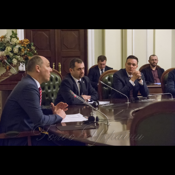 6 квітня 2018 Голова Верховної Ради України А. Парубій взяв участь у «круглому столі» на тему: «Реформування системи національної безпеки України. Роль Парламенту» (вул. Грушевського, 5, конференц-зал).
Організатор заходу - Міжфракційне депутатське об’єднання «Безпека і розвиток».
Мета «круглого столу» - напрацювання спільної консолідованої позиції щодо реформування системи безпеки України з урахуванням пропозицій парламентських фракцій та іноземних партнерів України.