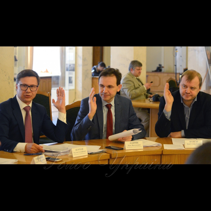 17 квітня 2018 член Комітету з питань фінансової політики і банківської діяльності Павло Різаненко, заступник голови комітету Руслан Демчак та Олег Лаврик під час засідання комітету на якому зокрема був розглянутий Проект Закону про внесення змін до деяких законодавчих актів України щодо сприяння залученню іноземних інвестицій.
Руслан Демчак, Олег Лаврик, член комітету Іван Фурсін.