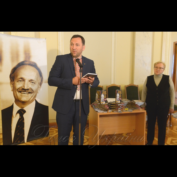 18 квітня 2018 в кулуарах ІІІ поверху будинку Верховної Ради України відбулася презентація книги «Великі дерева в тіні не ростуть». Книга видана до 80-річчя з дня народження Вячеслава Чорновола та присвячена  борцям за незалежність України у ХХ столітті. Голова Народного Руху, народний депутат України Віктор Кривенко, одна з авторів Олена Бондаренко.