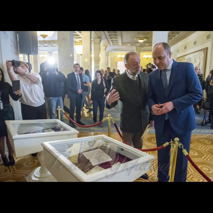 18 квітня 2018 у Верховній Раді України відбулися заходи до 100-ліття Конституції Української Народної Республіки (Статуту про державний устрій, права і вільності УНР) – основного закону УНР, прийнятого Українською Центральною Радою 29 квітня 1918 року.
Презентація трьох українських конституцій та відкриття тематичної експозиції.
Олександр Кучерук, кандидат історичних наук, директор Музею Української революції 1917–1921 рр., голова ВР України Андрій Парубій.