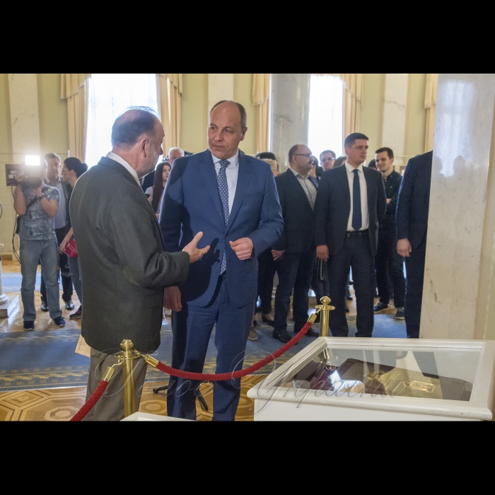 18 квітня 2018 у Верховній Раді України відбулися заходи до 100-ліття Конституції Української Народної Республіки (Статуту про державний устрій, права і вільності УНР) – основного закону УНР, прийнятого Українською Центральною Радою 29 квітня 1918 року.
Презентація трьох українських конституцій та відкриття тематичної експозиції.
Олександр Кучерук, кандидат історичних наук, директор Музею Української революції 1917–1921 рр., голова ВР України Андрій Парубій.