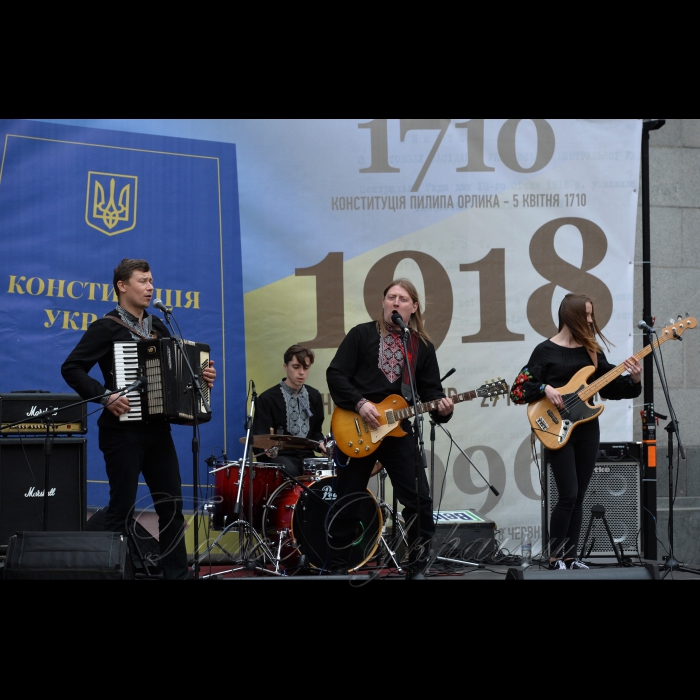 18 квітня 2018 у рамках наукового та мистецького проекту «Від Конституції до Конституції», відбулася культурно-просвітницька програма за участі провідних українських науковців-істориків, громадських діячів та музичного гурту «Друже музико» за участі Голови Верховної Ради України Андрія Парубія

Організаторами заходу є Апарат Верховної Ради України та Громадська спілка «Музичний батальйон». Програма проходить на внутрішньому подвір’ї сесійної будівлі парламенту.