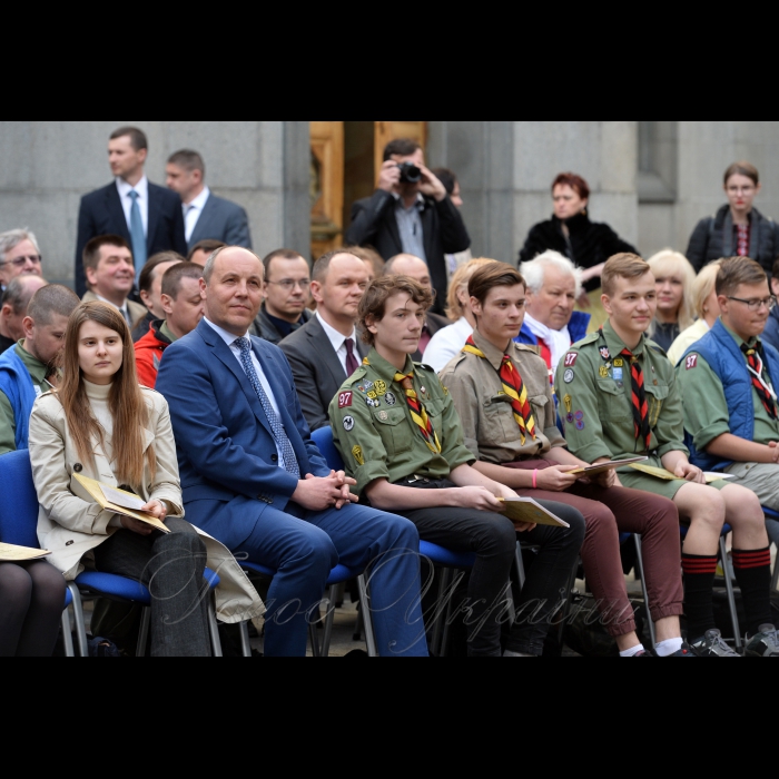 18 квітня 2018 у рамках наукового та мистецького проекту «Від Конституції до Конституції», відбулася культурно-просвітницька програма за участі провідних українських науковців-істориків, громадських діячів та музичного гурту «Друже музико» за участі Голови Верховної Ради України Андрія Парубія

Організаторами заходу є Апарат Верховної Ради України та Громадська спілка «Музичний батальйон». Програма проходить на внутрішньому подвір’ї сесійної будівлі парламенту.