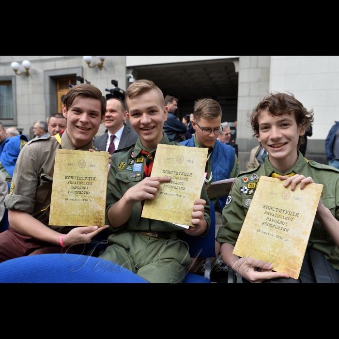 18 квітня 2018 у рамках наукового та мистецького проекту «Від Конституції до Конституції», відбулася культурно-просвітницька програма за участі провідних українських науковців-істориків, громадських діячів та музичного гурту «Друже музико» за участі Голови Верховної Ради України Андрія Парубія

Організаторами заходу є Апарат Верховної Ради України та Громадська спілка «Музичний батальйон». Програма проходить на внутрішньому подвір’ї сесійної будівлі парламенту.
