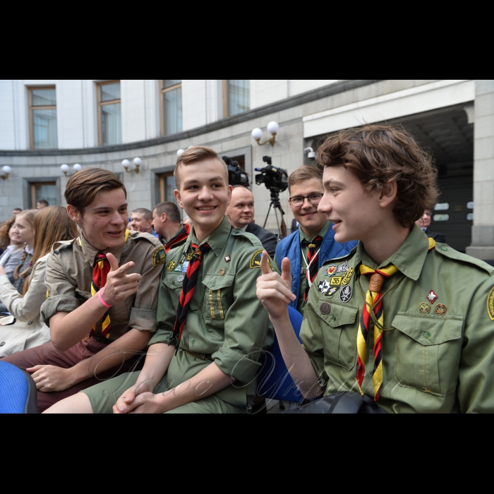 18 квітня 2018 у рамках наукового та мистецького проекту «Від Конституції до Конституції», відбулася культурно-просвітницька програма за участі провідних українських науковців-істориків, громадських діячів та музичного гурту «Друже музико» за участі Голови Верховної Ради України Андрія Парубія

Організаторами заходу є Апарат Верховної Ради України та Громадська спілка «Музичний батальйон». Програма проходить на внутрішньому подвір’ї сесійної будівлі парламенту.