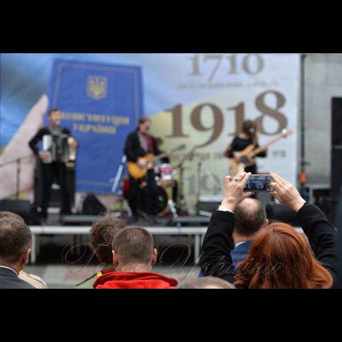 18 квітня 2018 у рамках наукового та мистецького проекту «Від Конституції до Конституції», відбулася культурно-просвітницька програма за участі провідних українських науковців-істориків, громадських діячів та музичного гурту «Друже музико» за участі Голови Верховної Ради України Андрія Парубія

Організаторами заходу є Апарат Верховної Ради України та Громадська спілка «Музичний батальйон». Програма проходить на внутрішньому подвір’ї сесійної будівлі парламенту.