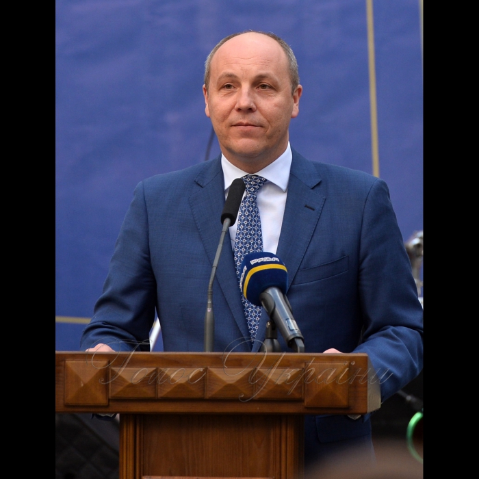 18 квітня 2018 у рамках наукового та мистецького проекту «Від Конституції до Конституції», відбулася культурно-просвітницька програма за участі провідних українських науковців-істориків, громадських діячів та музичного гурту «Друже музико» за участі Голови Верховної Ради України Андрія Парубія

Організаторами заходу є Апарат Верховної Ради України та Громадська спілка «Музичний батальйон». Програма проходить на внутрішньому подвір’ї сесійної будівлі парламенту.