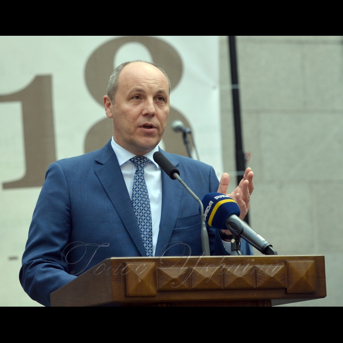 18 квітня 2018 у рамках наукового та мистецького проекту «Від Конституції до Конституції», відбулася культурно-просвітницька програма за участі провідних українських науковців-істориків, громадських діячів та музичного гурту «Друже музико» за участі Голови Верховної Ради України Андрія Парубія

Організаторами заходу є Апарат Верховної Ради України та Громадська спілка «Музичний батальйон». Програма проходить на внутрішньому подвір’ї сесійної будівлі парламенту.