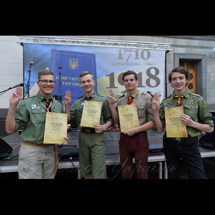 18 квітня 2018 у рамках наукового та мистецького проекту «Від Конституції до Конституції», відбулася культурно-просвітницька програма за участі провідних українських науковців-істориків, громадських діячів та музичного гурту «Друже музико» за участі Голови Верховної Ради України Андрія Парубія

Організаторами заходу є Апарат Верховної Ради України та Громадська спілка «Музичний батальйон». Програма проходить на внутрішньому подвір’ї сесійної будівлі парламенту.