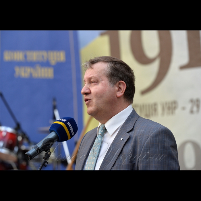 18 квітня 2018 у рамках наукового та мистецького проекту «Від Конституції до Конституції», відбулася культурно-просвітницька програма за участі провідних українських науковців-істориків, громадських діячів та музичного гурту «Друже музико» за участі Голови Верховної Ради України Андрія Парубія

Організаторами заходу є Апарат Верховної Ради України та Громадська спілка «Музичний батальйон». Програма проходить на внутрішньому подвір’ї сесійної будівлі парламенту.