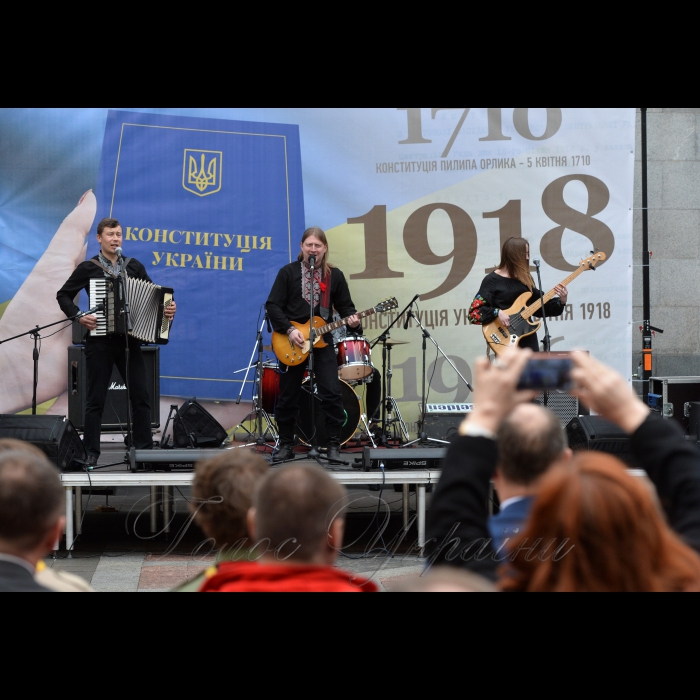 18 квітня 2018 у рамках наукового та мистецького проекту «Від Конституції до Конституції», відбулася культурно-просвітницька програма за участі провідних українських науковців-істориків, громадських діячів та музичного гурту «Друже музико» за участі Голови Верховної Ради України Андрія Парубія

Організаторами заходу є Апарат Верховної Ради України та Громадська спілка «Музичний батальйон». Програма проходить на внутрішньому подвір’ї сесійної будівлі парламенту.