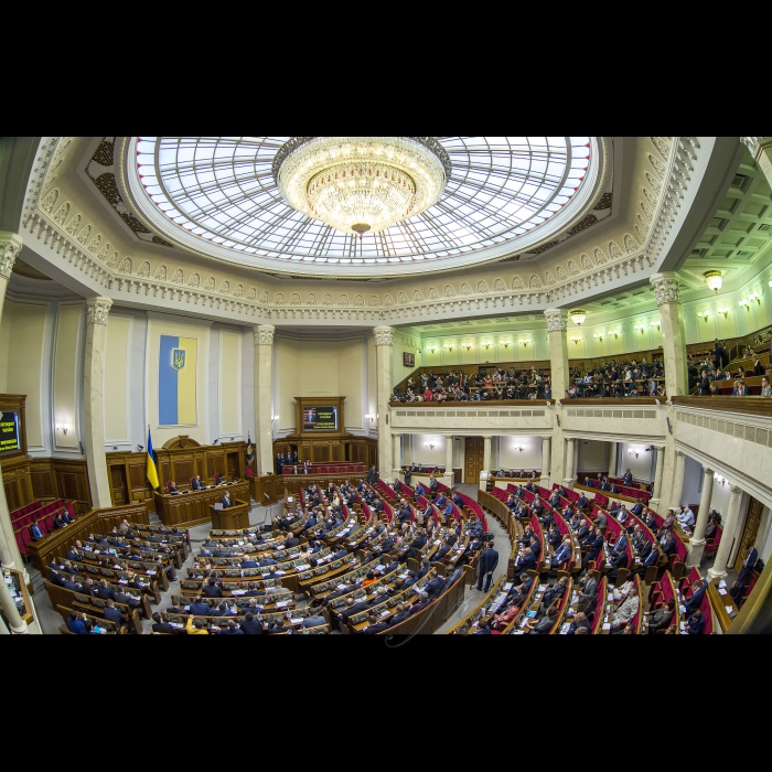 19 квітня 2018 сесія Верховної Ради України. 
Голова Верховної Ради України Андрій Парубій, відкривши ранкове засідання, поінформував про питання порядку денного, які будуть розглядатися на початку засідання. 
А.Парубій далі зазначив: «сьогодні ми маємо історичний шанс. Верховна Рада розгляне звернення Президента України до Вселенського Патріарха Варфоломія про надання Томосу про автокефалію Православної Церкви в Україні».