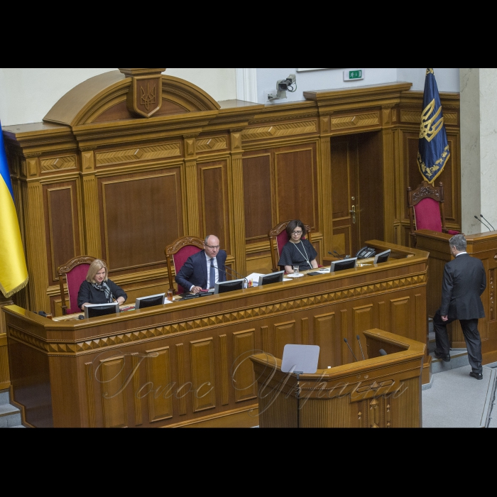 19 квітня 2018 сесія Верховної Ради України. 
Голова Верховної Ради України Андрій Парубій, відкривши ранкове засідання, поінформував про питання порядку денного, які будуть розглядатися на початку засідання. 
А.Парубій далі зазначив: «сьогодні ми маємо історичний шанс. Верховна Рада розгляне звернення Президента України до Вселенського Патріарха Варфоломія про надання Томосу про автокефалію Православної Церкви в Україні».