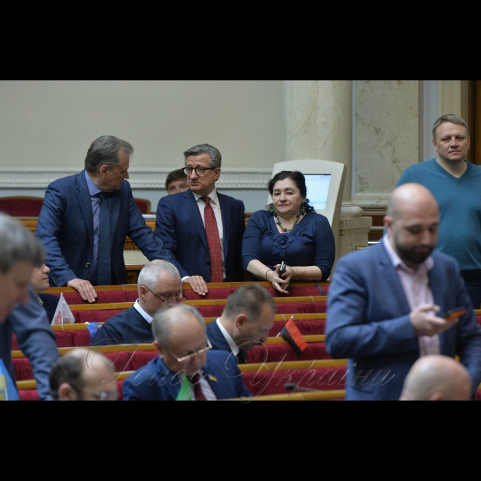 20 квітня 2018 сесія Верховної Ради України.
Головуючий повідомив, що у засіданні беруть участь члени Кабінету Міністрів на чолі з Прем'єр-міністром України В.Гройсманом. Розпочалася «година запитань до Уряду». 
Козаченко, Тарута, Матіос.