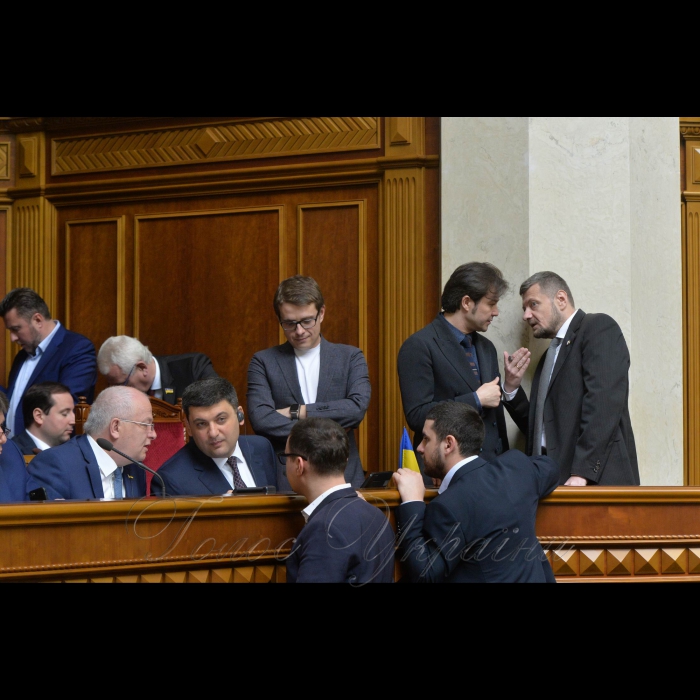 20 квітня 2018 сесія Верховної Ради України.
Головуючий повідомив, що у засіданні беруть участь члени Кабінету Міністрів на чолі з Прем'єр-міністром України В.Гройсманом. Розпочалася «година запитань до Уряду». 
Перший віце-прем'єр-міністр України - Міністр економічного розвитку і торгівлі України Степан Кубів, Прем'єр-міністр України Володимир Гройсман, Нищук, Мосійчук.