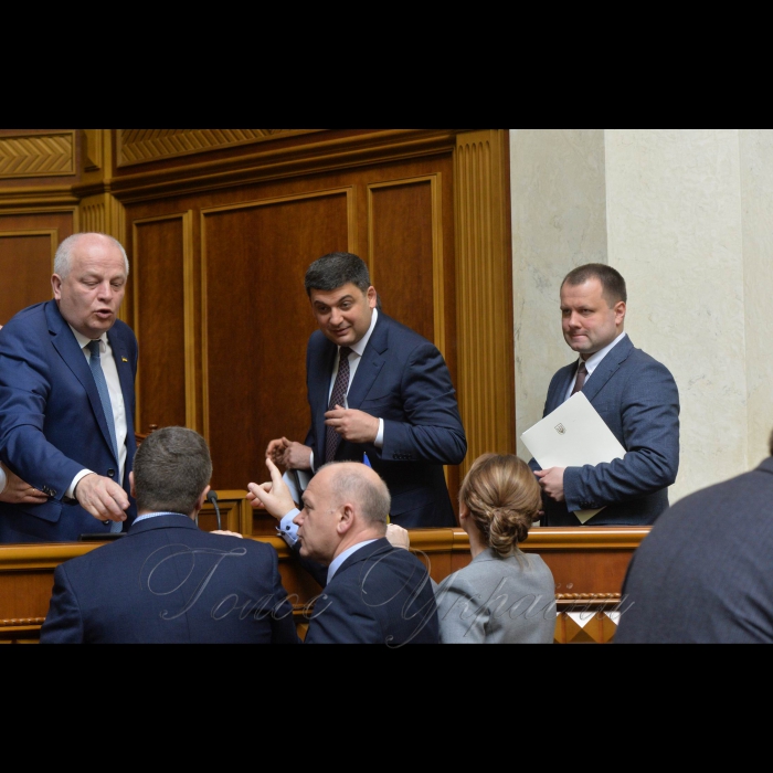 20 квітня 2018 сесія Верховної Ради України.
Головуючий повідомив, що у засіданні беруть участь члени Кабінету Міністрів на чолі з Прем'єр-міністром України В.Гройсманом. Розпочалася «година запитань до Уряду». 
Перший віце-прем'єр-міністр України - Міністр економічного розвитку і торгівлі України Степан Кубів, Прем'єр-міністр України Володимир Гройсман.
