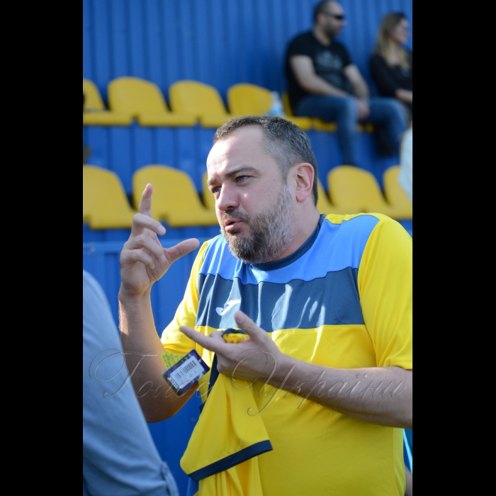 В Києві на стадіоні імені Віктора Баннікова відбувся третій благодійний футбольний матч «Парламентський кубок-2018» між командами Збірної народних депутатів та Збірної журналістів України.
Кожну із команд підсилять зірки українського футболу!
Основна мета благодійного матчу: допомогти дітям-переселенцям зі Сходу України та Криму займатися спортом.
Організатори: Федерація футболу України, Інформаційне агентство «Центр новин», Благодійний Фонд «Розвиток футболу України». Андрій Павелко 
