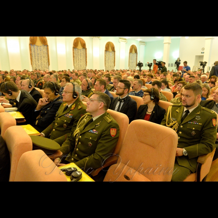У Національному університеті оборони України відкрився 15-й Міжнародний тиждень НАТО за темою «Переформатування позиції НАТО для реагування на виклики 21 сторіччя». Захід проходить за участю представників Штаб-квартири НАТО, Оборонного коледжу НАТО в Римі, школи НАТО в Обераммергау.
Головна ідея Міжнародного тижня – це підвищення обізнаності слухачів та викладачів вищих навчальних закладів ЗСУ про діяльність організації та співробітництво нашої армії з НАТО. 
В урочистій церемонії відкриття Тижня взяли участь Державний секретар МО України Олександр Дублян, генеральний директор Міжнародного військового штабу НАТО Ян Брукс, Міністр охорони краю Литовської Республіки Раймундас Каробліс, Голова Представництва НАТО в Україні Александер Вінніков, інші високопосадовці.

