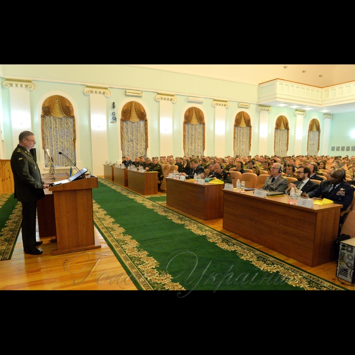 У Національному університеті оборони України відкрився 15-й Міжнародний тиждень НАТО за темою «Переформатування позиції НАТО для реагування на виклики 21 сторіччя». Захід проходить за участю представників Штаб-квартири НАТО, Оборонного коледжу НАТО в Римі, школи НАТО в Обераммергау.
Головна ідея Міжнародного тижня – це підвищення обізнаності слухачів та викладачів вищих навчальних закладів ЗСУ про діяльність організації та співробітництво нашої армії з НАТО. 
В урочистій церемонії відкриття Тижня взяли участь Державний секретар МО України Олександр Дублян, генеральний директор Міжнародного військового штабу НАТО Ян Брукс, Міністр охорони краю Литовської Республіки Раймундас Каробліс, Голова Представництва НАТО в Україні Александер Вінніков, інші високопосадовці. Під час відкриття вітальне слово виголошує Державний секретар МО України Олександр Дублян
