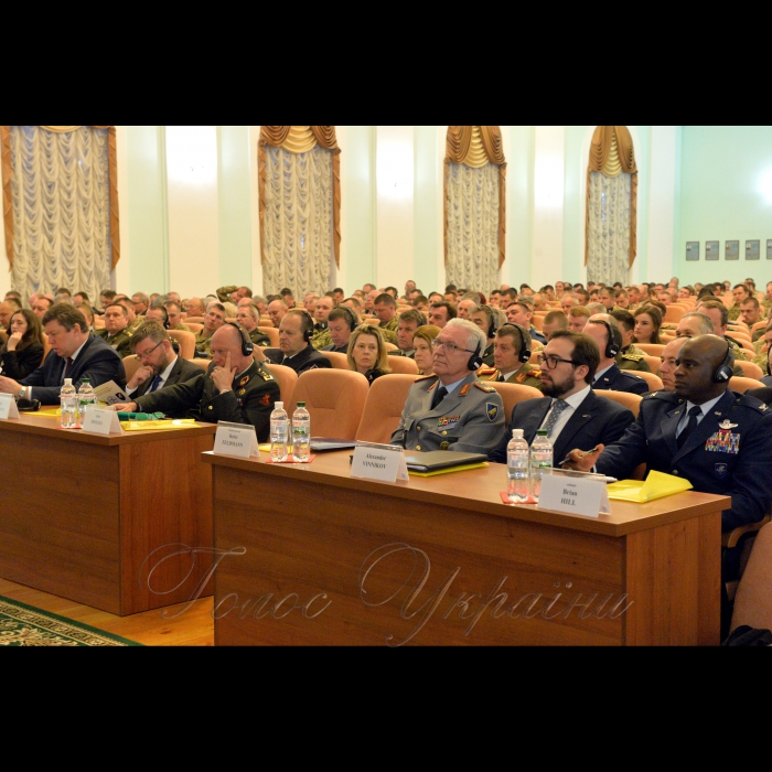 У Національному університеті оборони України відкрився 15-й Міжнародний тиждень НАТО за темою «Переформатування позиції НАТО для реагування на виклики 21 сторіччя». Захід проходить за участю представників Штаб-квартири НАТО, Оборонного коледжу НАТО в Римі, школи НАТО в Обераммергау.
Головна ідея Міжнародного тижня – це підвищення обізнаності слухачів та викладачів вищих навчальних закладів ЗСУ про діяльність організації та співробітництво нашої армії з НАТО. 
В урочистій церемонії відкриття Тижня взяли участь Державний секретар МО України Олександр Дублян, генеральний директор Міжнародного військового штабу НАТО Ян Брукс, Міністр охорони краю Литовської Республіки Раймундас Каробліс, Голова Представництва НАТО в Україні Александер Вінніков, інші високопосадовці.
