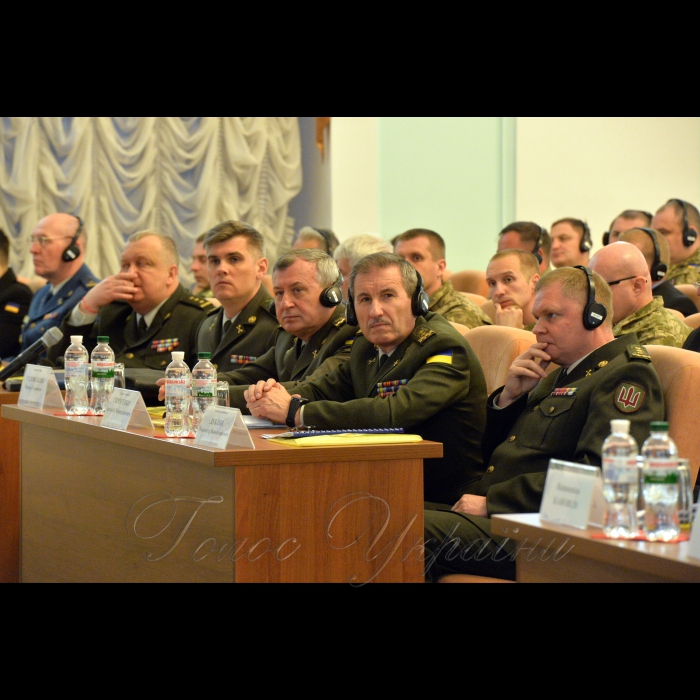 У Національному університеті оборони України відкрився 15-й Міжнародний тиждень НАТО за темою «Переформатування позиції НАТО для реагування на виклики 21 сторіччя». Захід проходить за участю представників Штаб-квартири НАТО, Оборонного коледжу НАТО в Римі, школи НАТО в Обераммергау.
Головна ідея Міжнародного тижня – це підвищення обізнаності слухачів та викладачів вищих навчальних закладів ЗСУ про діяльність організації та співробітництво нашої армії з НАТО. 
В урочистій церемонії відкриття Тижня взяли участь Державний секретар МО України Олександр Дублян, генеральний директор Міжнародного військового штабу НАТО Ян Брукс, Міністр охорони краю Литовської Республіки Раймундас Каробліс, Голова Представництва НАТО в Україні Александер Вінніков, інші високопосадовці.
