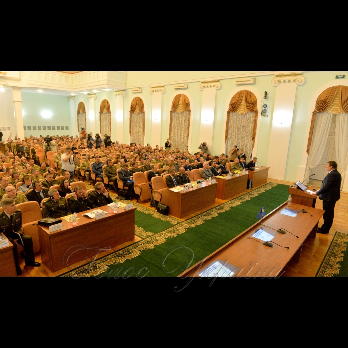У Національному університеті оборони України відкрився 15-й Міжнародний тиждень НАТО за темою «Переформатування позиції НАТО для реагування на виклики 21 сторіччя». Захід проходить за участю представників Штаб-квартири НАТО, Оборонного коледжу НАТО в Римі, школи НАТО в Обераммергау.
Головна ідея Міжнародного тижня – це підвищення обізнаності слухачів та викладачів вищих навчальних закладів ЗСУ про діяльність організації та співробітництво нашої армії з НАТО. 
В урочистій церемонії відкриття Тижня взяли участь Державний секретар МО України Олександр Дублян, генеральний директор Міжнародного військового штабу НАТО Ян Брукс, Міністр охорони краю Литовської Республіки Раймундас Каробліс, Голова Представництва НАТО в Україні Александер Вінніков, інші високопосадовці. Міністр охорони краю Литовської Республіки Раймундас  Каробліс
