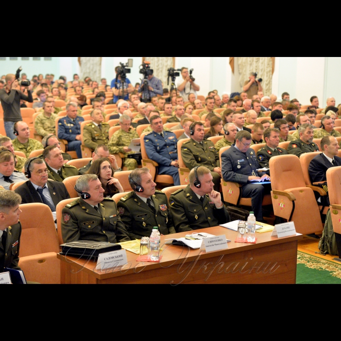 У Національному університеті оборони України відкрився 15-й Міжнародний тиждень НАТО за темою «Переформатування позиції НАТО для реагування на виклики 21 сторіччя». Захід проходить за участю представників Штаб-квартири НАТО, Оборонного коледжу НАТО в Римі, школи НАТО в Обераммергау.
Головна ідея Міжнародного тижня – це підвищення обізнаності слухачів та викладачів вищих навчальних закладів ЗСУ про діяльність організації та співробітництво нашої армії з НАТО. 
В урочистій церемонії відкриття Тижня взяли участь Державний секретар МО України Олександр Дублян, генеральний директор Міжнародного військового штабу НАТО Ян Брукс, Міністр охорони краю Литовської Республіки Раймундас Каробліс, Голова Представництва НАТО в Україні Александер Вінніков, інші високопосадовці.
